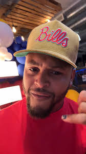 Lawrence Vineyard's Instagram, Twitter & Facebook