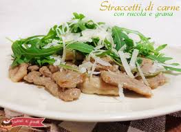 Gli straccetti di carne con rucola e grana sono un secondo facile e veloce da preparare, per presentare la carne in maniera sfiziosa che non sia la solita fettina di carne in padella. Straccetti Di Carne Con Rucola E Grana Un Secondo Di Sicuro Effetto