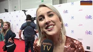 Door haar relatie met mertens kreeg ze de kans om op televisie te verschijnen en kreeg vervolgens veel aandacht door haar deelname aan het televisieprogramma de slimste mens ter wereld. Valentijn Is Geen Groots Gebeuren Ten Huize Kat Kerkhofs Showbizzsite