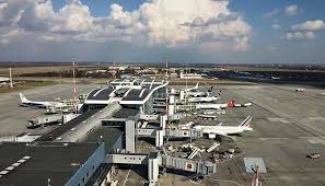 Panourile de informații sunt chiar la intrarea în terminal. Un Avion A Fost Blocat La Aeroportul Otopeni In Urma Unei Alerte De FebrÄƒ TifoidÄƒ Special Arad Ultimele È™tiri Din Arad