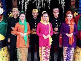 Baju kebaya telah dikatakan berasal dari kaum cina yang telah berhijrah ke nusantara ratusan tahun dahulu. 7 Nama Pakaian Adat Betawi Yang Elegan Dan Akulturasi Kaya Tradisi