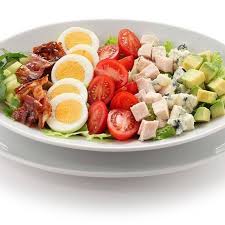 Les Salades Composees Sont Un Incontournable Du Regime Cetogene Nous Vous Proposons La Salade Cob Aliments Faibles En Calories Plat De Regime Manger Sainement