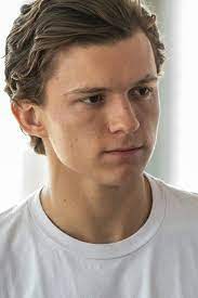His Curly Hair Omg Tom Holland Filming Spider Man Homecoming On The Subway In Queen S New York On Monday 26th Sept Tom Holland Imagines Tom Holland Holland