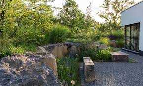 Hier erfahren sie, wie ihr traum wahr wird. Peter Berg Garden Design Using A Mix Of Large Size Boulders And Soft Plants Such As Ornamental Grasses And Perennia Garten Garten Bepflanzen Steinmauer Garten
