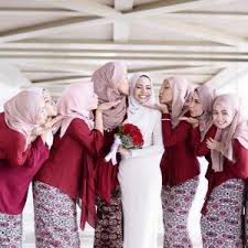 Ada banyak ragam warna yang bisa disesuaikan dengan warna kulitmu. 24 Pilihan Warna Baju Bridesmaid Yang Confirm Korang Suka Pesona Pengantin
