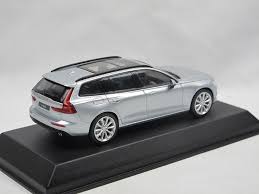 Här kan du läsa mer om volvos populära kombi v60, se bilar i lager och boka provkörning direkt. Norev 2018 Volvo V60 Kombi Silber Modellauto 1 43