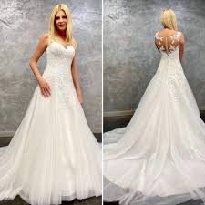 Brautmode oldenburg in schönem ambiente ♥ bei glücksmoment kannst du unsere küssdiebraut brautkleider entdecken & darin individuell & wunderschön heiraten! Glucksmoment Brautmode In Oldenburg Eine Traumhafte Klassische A Linie Mit Einem Wunderschonen Rucken Aus Tattoospitze Auch In Plus Size Grossen Bei Uns Erhaltlich Deinkleiddeinglucksmoment Missgermanydress A Linie Brautkleid Werbung