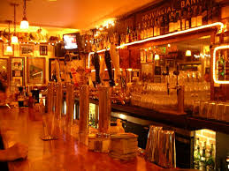 Una buona selezione di birra.alla spina e un menu che aveva abbastanza piatti da. The Brew Lounge The Irish Bank In San Francisco Ca