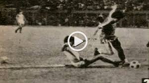 Ese gol ocurrió durante el partido de cuartos de final entre las selecciones de argentina e inglaterra en la copa mundo de méxico 86, que es maradona, considerado el mejor jugador de su época (posiblemente de todas, según algunos), marcó en espacio de cuatro minutos el gol con la mano de. El Otro Gol Del Siglo De Diego Maradona La Obra De Arte Que Nacio De Un Enojo Infobae