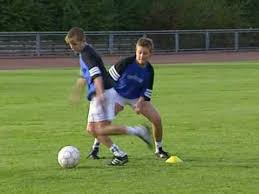 Wir haben die besten online fußball spiele für dich, die du kostenlos hier spielen kannst. Fussballtraining Peter Schreiner Kreativ Fussball Spielen Gegner Im Rucken Youtube