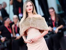 Angelina Jolie 2024年威尼斯影展紅毯紀錄：如何以昔日歌劇女伶風範，重新詮釋電影《Maria》主角精髓| Vogue Taiwan