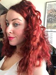 Les femmes aux cheveux bruns ou châtains ont comme préoccupation principale de cacher leurs cheveux blancs, contrainte qui les force à la régularité. Coloration Cheveux Rouge Scarlett Red Herman S Amazing Color Mania