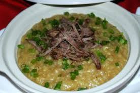 Kebiasaannya menggunakan daging kambing,dah kebetulan raya haji. Bubur Kambing