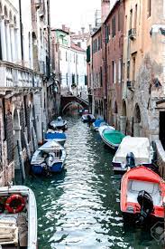 Dem charme der region venedig kann sich kaum einer entziehen. Boote Ausserhalb Wohnungen In Venedig Italien Lizenzfreie Fotos Bilder Und Stock Fotografie Image 32867023