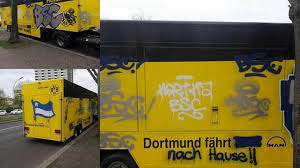 Wir sitz … am tisch. Dortmund Bus In Berlin Beschmiert Pyrotechnik Vorm Bvb Hotel B Z Berlin