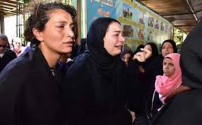 نشرت الفنانة هنادي مهنا، صورة نادرة لها تستعيد بها ذكريات الطفولة برفقة والدها الموسيقار هاني مهنا ووالدتها، والتي نالت إعجاب العديد من جمهورها ومحبيها عبر صفحتها. Ù‡Ø§Ù„Ø© Ø²ÙŠÙ† Ø¯Ø§Ø± Ø§Ù„Ù‡Ù„Ø§Ù„