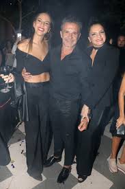 Todo ocurrió el pasado fin de semana, cuando el actor viajó a la provincia de san luis para presentarse con la obra rotos de amor, en la. Alejado De La Television Osvaldo Laport Lanzo Un Nuevo Proyecto Su Propio Vino Infobae