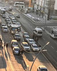 Bu yolun çilesi ne zaman bitecek! Niğde Merkez Gazeteci İsmet Sayın Caddesi  üzerinde hastaneye giden istikamette sabah saatlerinde zincirleme trafik  kazası meydana geldi. (Abdullah BAYAR) --------- HABERİN DEVAMI  www.nigdehaber.com.tr