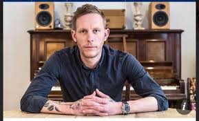 Actor laurence fox has spoken for the first time about removing his wedding tattoo after he and billie piper split. Fiona Bottomley S Tweet Laurence Fox Says He Is Needle Phobic So He S Made Himself A Fake Covid Vaccination Card 1 How On Earth Did He Cope With Those Tattoos