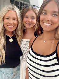 💐Senior sessions have started! Avery is beautiful inside and out! Hope you  have an amazing year! ✨