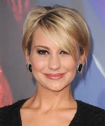 Nous sélectionnons les meilleures coiffeuses afro de paris et nous contribuons à la promotion de la beauté afro caribéenne. Chelsea Kane Short Straight Golden Blonde Hairstyle With Side Swept Bangs And Light Blonde Highlights