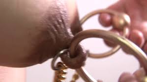 衝撃！巨大クリピアスの変態女 親バレなんて気にしない！ クリと乳首のド変態トライアングルピアスを見せつけアイウォンチュー HARUMI -  アダルト動画 ソクミル