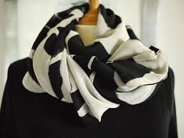 C'est une création unique ! Grand Foulard Ou Etole Chale Reversible Bi Matieres Noir Et Blanc Black And White L Atelier Ephemere