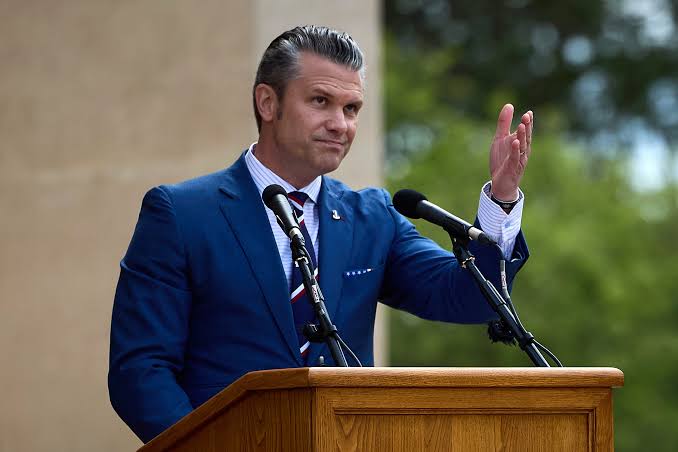 Bộ Trưởng Hegseth đem 'bầu đoàn thê tử' đi công du Pháp