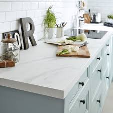 Une Cuisine Moderne Bleue Avec Ilot Central L Elegance A L Anglaise Modele Ashford Cuisi Marbre Blanc Plans De Travail En Marbre Plan De Travail Stratifie
