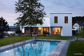 Moderne Gartengestaltung Mit Grossem Pool Und Extra Poolhaus Moderner Garten Garten Ideen Garten