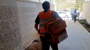 במקום נעשו פעולות החייאה כדי להצילו אך מצבו מוגדר אנוש והוא פונה לבית החולים שערי צדק. Pkjpuaws53ywwm