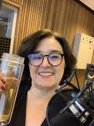 🎙️ Aujourd'hui, la voix n'est pas vraiment au rendez-vous, mais je suis  tout de même derrière le micro, tisane à la main.