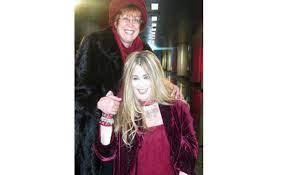 Ne sevgiler geldi geçti kalbimden kimse anlamıyor garip halimden senin hasretini duydum derinden eller kadir kıymet bilmiyor annem senin kadar kimse sevmiyor annem. Zerrin Ozer Kimdir