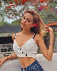 Julie Díaz | Just blooming around 🌺 | Instagram