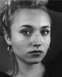 She is the daughter of swiss actor thomas jouannet and french actress alexandra lamy. Chloe Jouannet