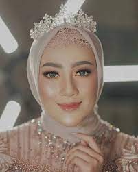 Bagi anda yang mengenakan hijab, maka tak perlu khawatir karena rias pengantin hijab mampu membuat anda tampil cantik dengan model hijab yang spesial menyesuaikan dengan gaun pengantin anda. Pin Auf Mahkota Pengantin