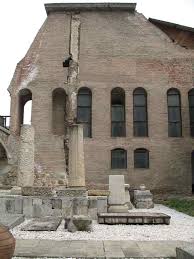 Biserica curtii vechi reprezinta cea mai veche biserica din bucuresti, aceasta fiind ctitorita in jurul anului 1550 de catre domnitorul mircea ciobanul. Curtea Veche BucureÈ™ti