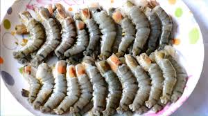 Coba telepon dulu, kan bisa sambil mengunyah kue, kulihat di kaca belakang, mba lisa lagi tiduran di bangku di pinggir kolam renang. 7 Kreasi Resep Udang Paling Enak Bikin Susah Berhenti Ngunyah