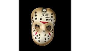 Uomo in maschera di jason su sfondo nero. Maschera Autografata Da Jason Voorhees Venerdi 13 Charitystars