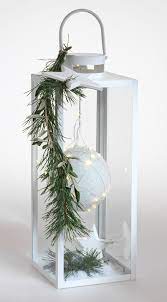Alibaba.com offers 894 rattan reindeer indoor christmas decorations products. Mit Einem Tannenzweig Sieht Eine Schlichte Laterne Gleich Ganz Anders Aus Perfekt Als Deko Vo Indoor Christmas Decorations Christmas Lanterns Christmas Deco