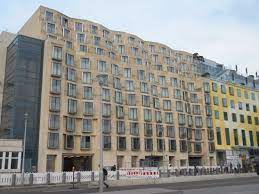 It was designed by architect frank gehry and engineered by hans schober of schlaich bergermann & partner. Dz Bank Di Fronte Al Memoriale Dell Olocausto Picture Of Dz Bank Building Berlin Tripadvisor
