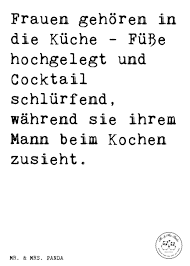 Spruch Frauen Gehoren In Die Kuche Fusse Hochgelegt Und Cocktail Schlurfend Wahrend Sie Ihrem Mann Beim Kochen Zusieht Spruche Coole Spruche Lustige Spruche