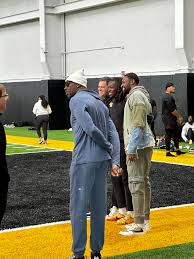 Wendell Shepherd على X: "Celebrity sightings at #Mizzou's Pro Day. Seahawks  WR DK Metcalf and former NFL great Terrell Owens chopping it up with Coach  Drinkwitz and Coach Peeler. https://t.co/XOVrMlycFV"