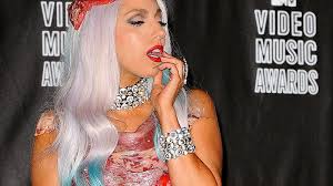 Lady gaga in ihrem berühmt gewordenen fleischkleid. Lady Gaga Kleid Aus Echtem Fleisch