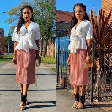 Look Comment Porter La Jupe Plissee En 2020 Photos Jupe Plissee Jupe En Cuir Plissee Jupe