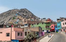 This peruvian capital has made a name for itself with delectable and diverse cuisine that is internationally recognized. Elendsviertel Cerros San Cristobal In Lima Peru Redaktionelles Stockbild Bild Von Peruanisch Zentral 93608489