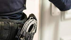 Darunter fallen zum beispiel der raub, sexualstraftaten, schwere körperverletzungsdelikte, der betrug sowie brandstiftungsdelikte. Kriminalitat Nach Todlicher Auseinandersetzung Haftbefehl Erlassen Zeit Online
