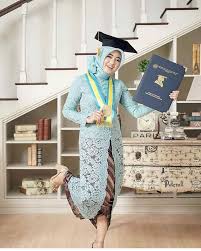 Karena acara wisuda juga identik dengan cuaca panas, sleveless dress sangat cocok loh untuk digunakan. 30 Model Kebaya Wisuda Muslim Hijab Modern Terbaru