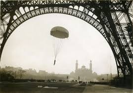 Een Indrukwekkende Zwart Wit Foto Van Een Parachutesprong Vanaf De Eiffeltoren Het Betreft Een Testsprong Uitgevoe Tour Eiffel Funny Photoshop Pictures Photo