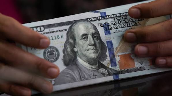 الدولار يرتفع هامشيًا وسط تراجع توقعات التشديد النقدي